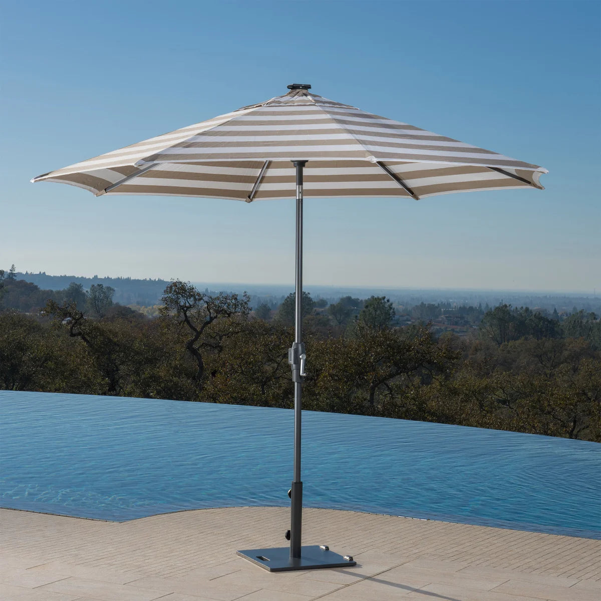 新品Sunvilla 10 'ラウンドソーラーLEDマーケットアンブレラグレー系 Sunvilla 10' Round Solar LED Market Umbrella – Urban Wholesale