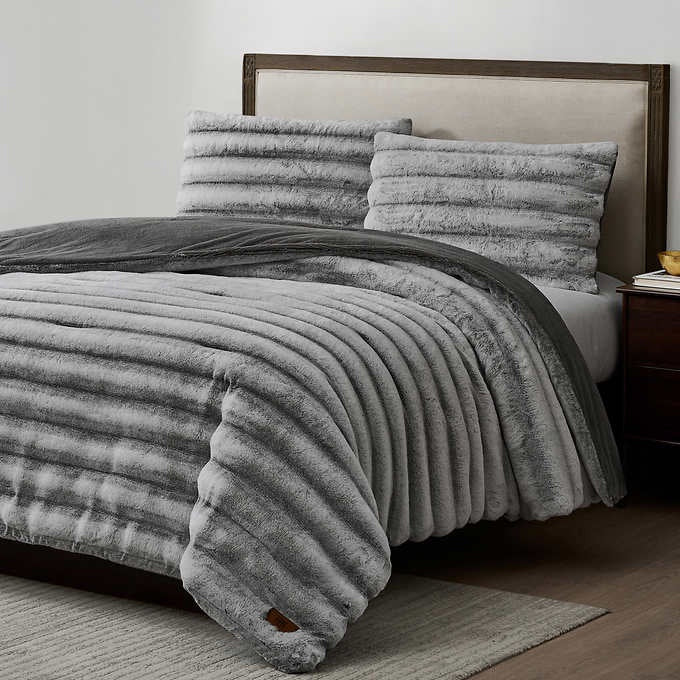 Queen Frye offers 3 piece comforter set (Grey)