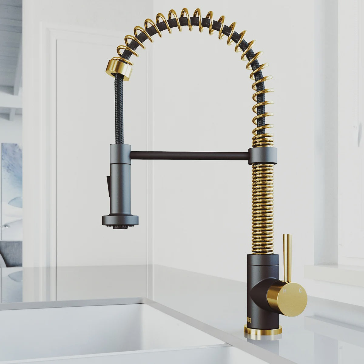 VIGO Edison Pull-down Spray Kitchen Faucet Matte Black with Matte Brushed Gold